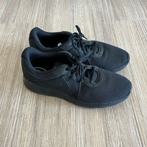 Nike Tanjun Women’s Sneakers